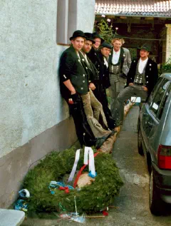 Handwerksgesellen mit dem gefällten Kerbebaum