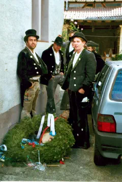 Handwerksgesellen mit dem gefällten Kerbebaum