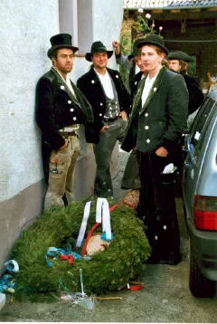 Handwerksgesellen mit dem gefällten Kerbebaum