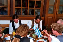Handwerksgesellen beim Frühstück im Goldenen Ritter