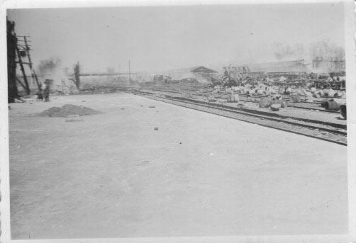 Bahngelände mit Trümmern (Eisenbahnbau oder Krieg?)