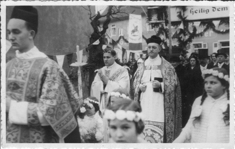 Erste hl. Kommunion mit Pfarrer Hohenadel (ca. 1950er)